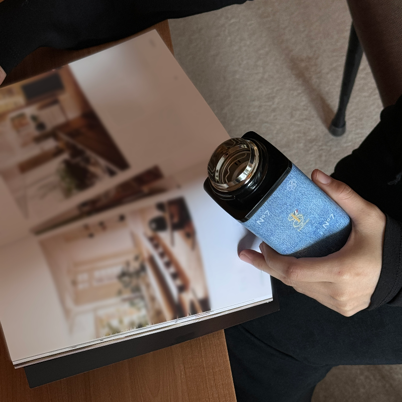 牛仔杯-外景雜志模糊 (2).jpg